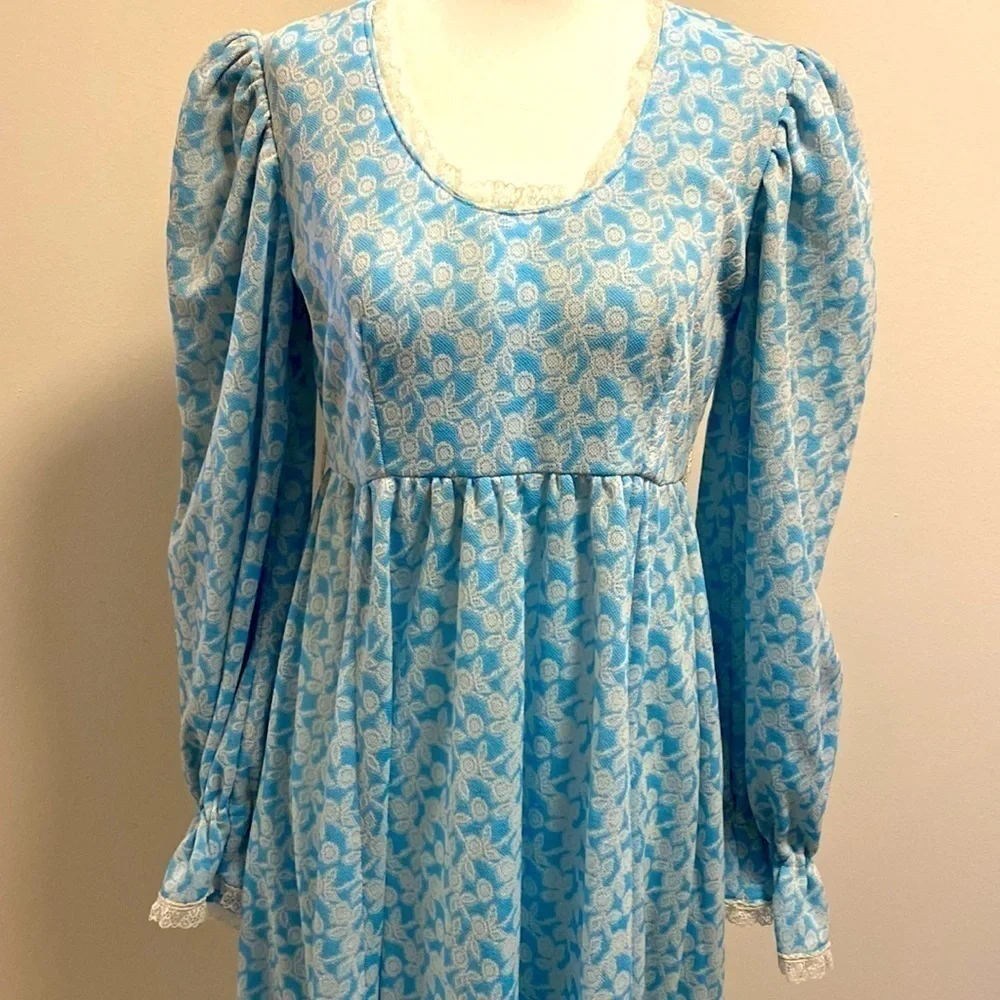 Prairie dress blue with white rosette pattern - Picture 5 of 6
